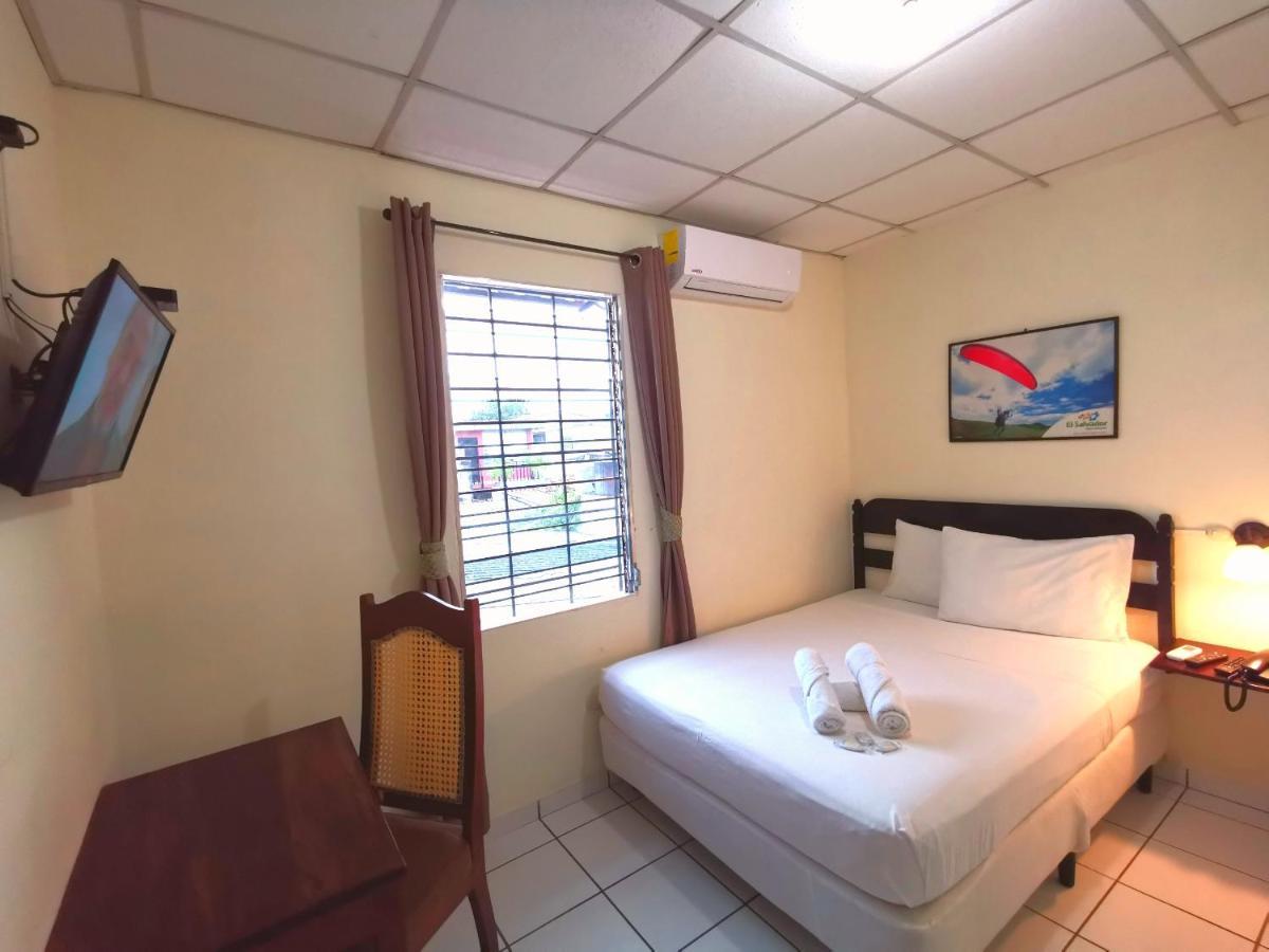 Hotel Armonia Hostal ซานซัลวาดอร์ ภายนอก รูปภาพ