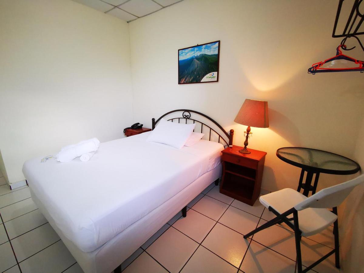 Hotel Armonia Hostal ซานซัลวาดอร์ ภายนอก รูปภาพ