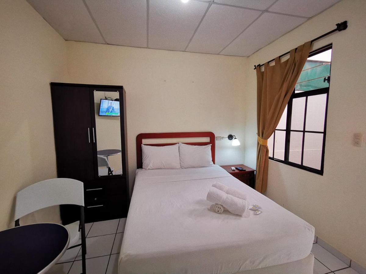 Hotel Armonia Hostal ซานซัลวาดอร์ ภายนอก รูปภาพ