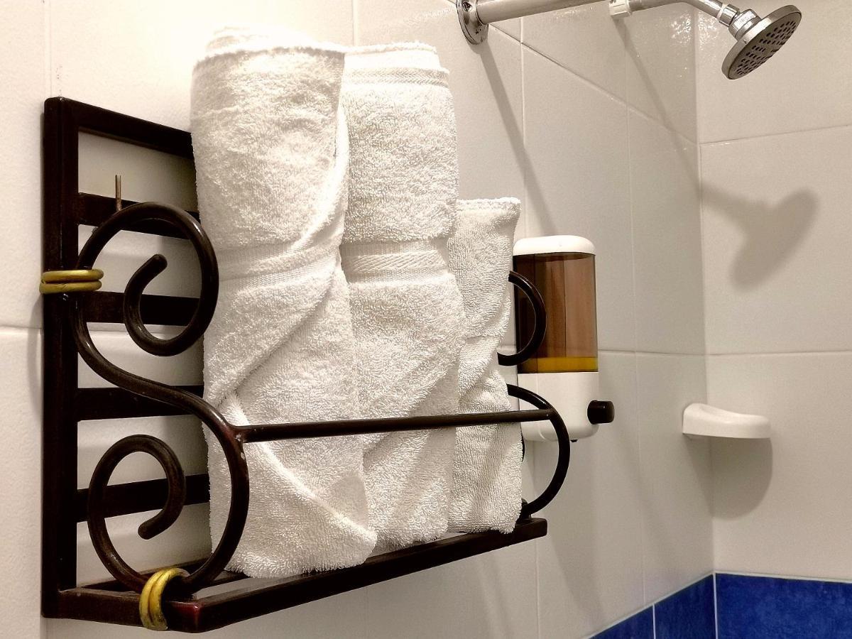 Hotel Armonia Hostal ซานซัลวาดอร์ ภายนอก รูปภาพ
