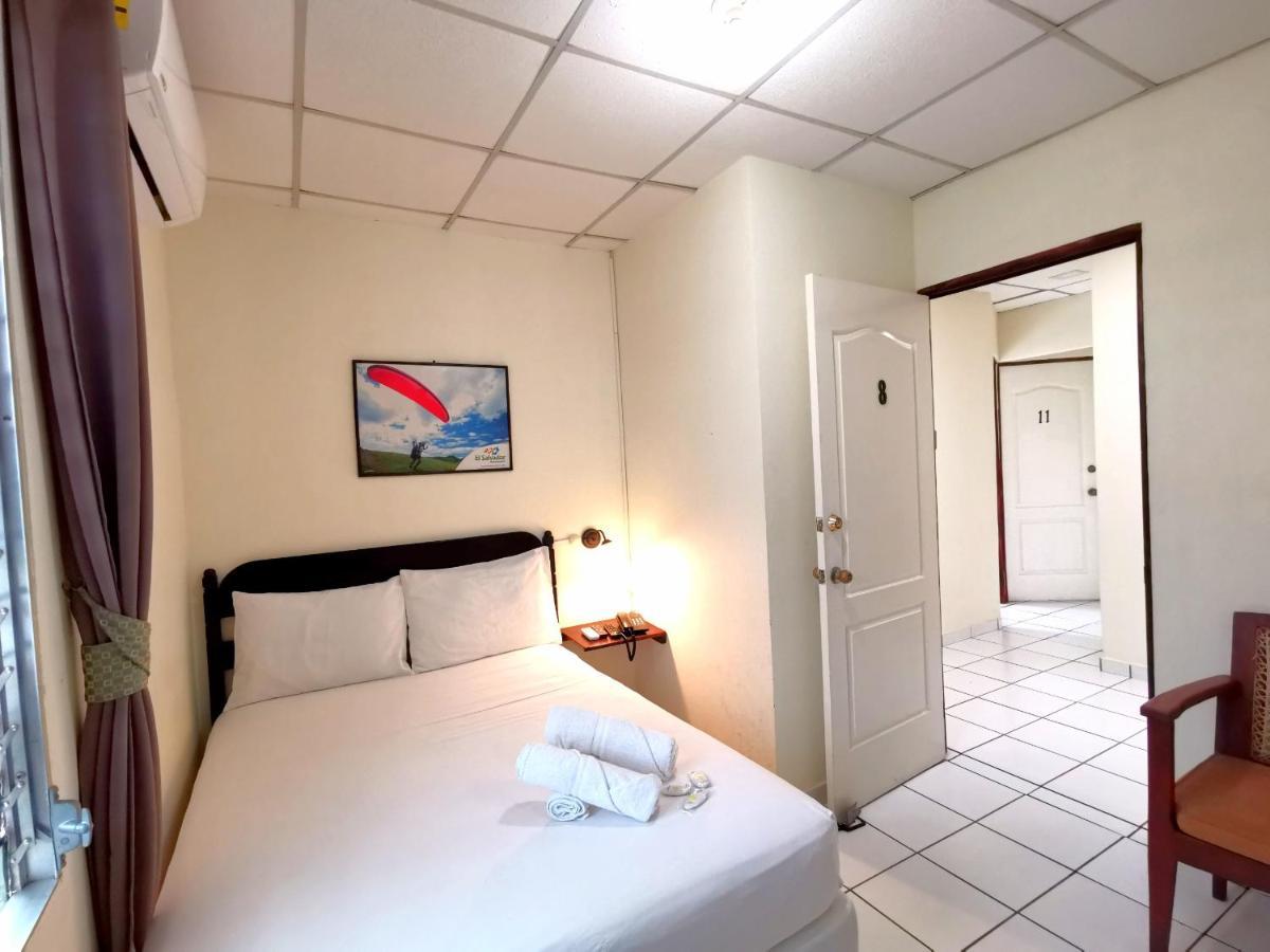 Hotel Armonia Hostal ซานซัลวาดอร์ ภายนอก รูปภาพ