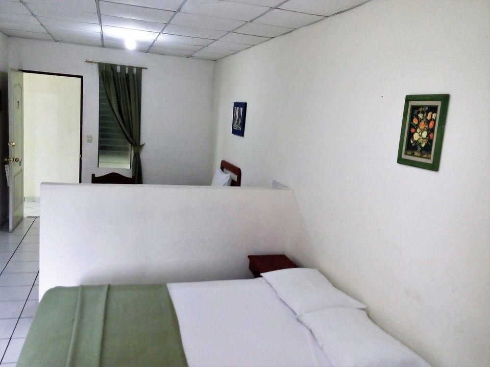 Hotel Armonia Hostal ซานซัลวาดอร์ ภายนอก รูปภาพ