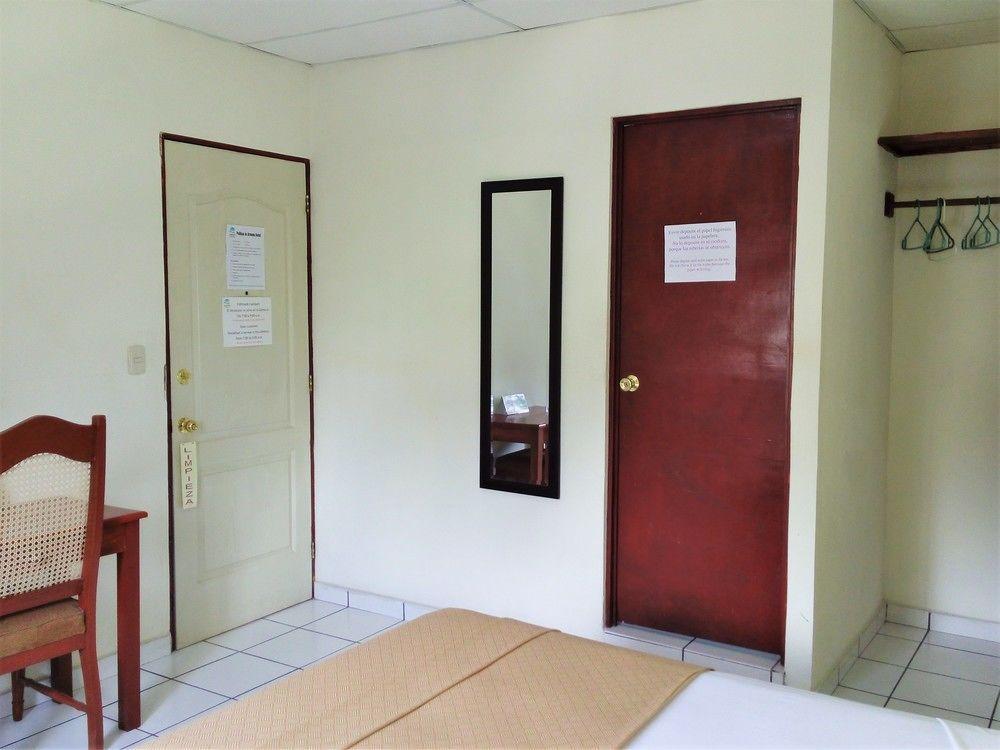 Hotel Armonia Hostal ซานซัลวาดอร์ ภายนอก รูปภาพ