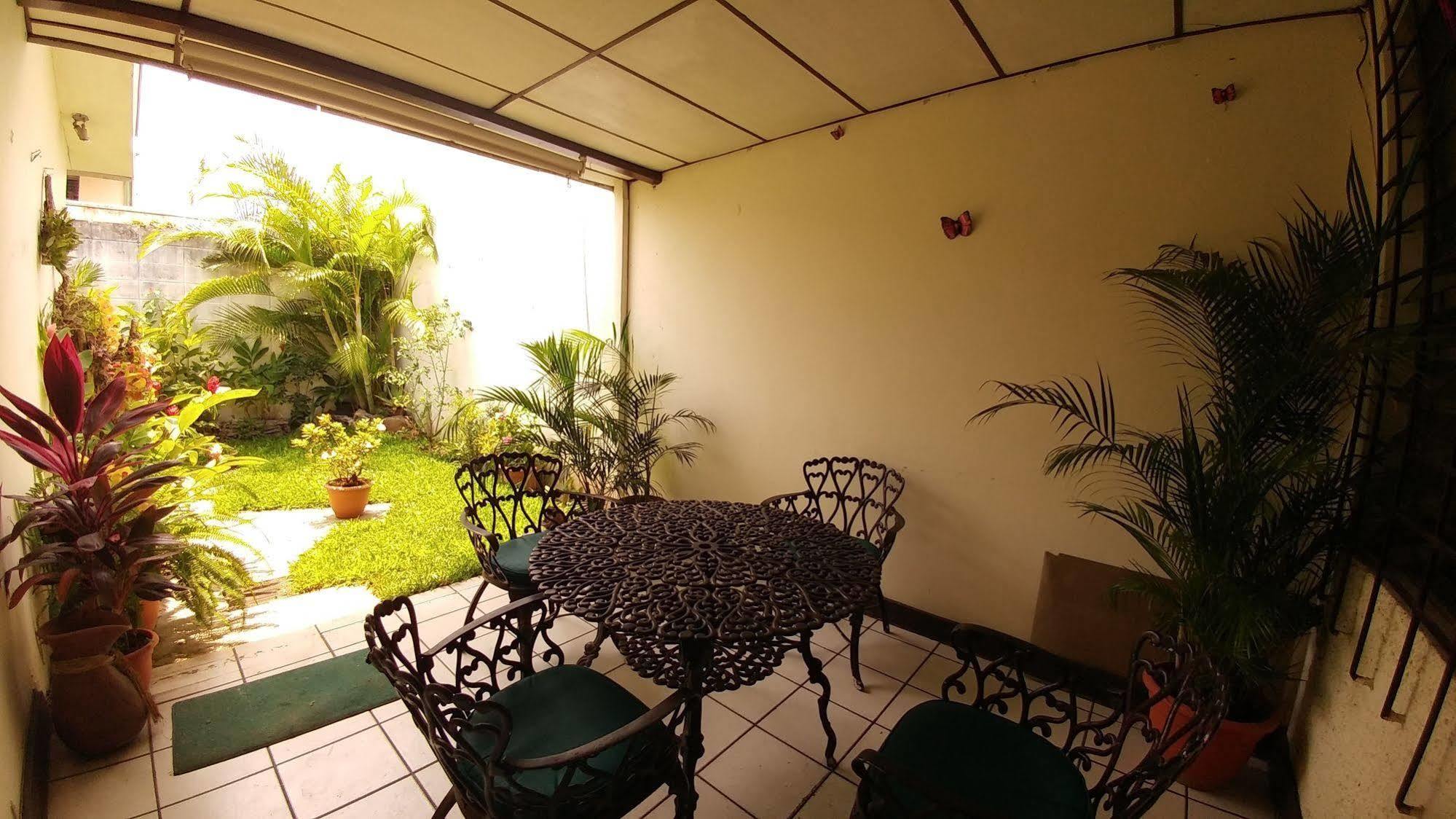 Hotel Armonia Hostal ซานซัลวาดอร์ ภายนอก รูปภาพ
